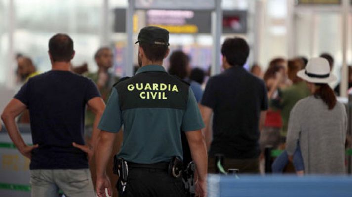 Segundo día de huelga indefinida en El Prat con las colas habituales de agosto por la presencia de la Guardia Civil