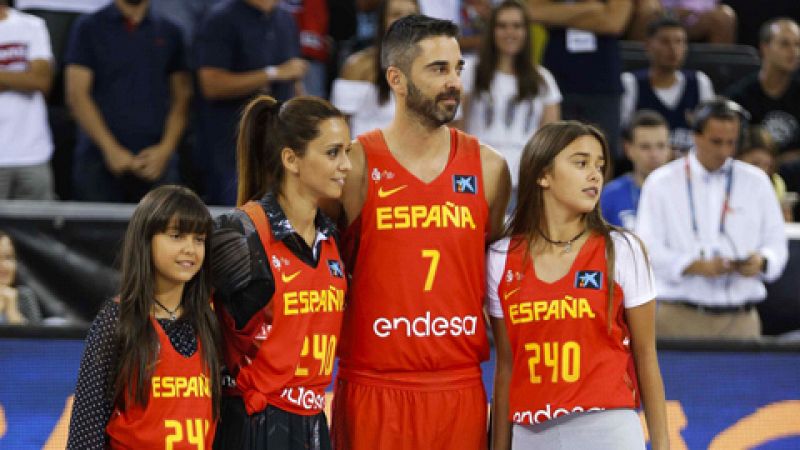 Homenaje a a Navarro por su rcord de partidos con la seleccin: "Eres La Bomba"