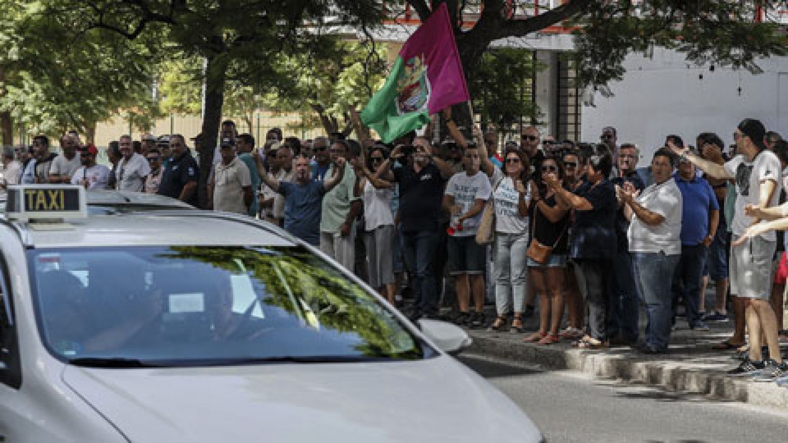 Telediario 1: Los taxistas de Málaga decidirán si desconvocan la huelga tras analizar las propuestas de la Junta | RTVE Play