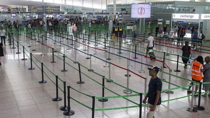 Relativa normalidad en el cuarto día de huelga indefinida en el aeropuerto de El Prat