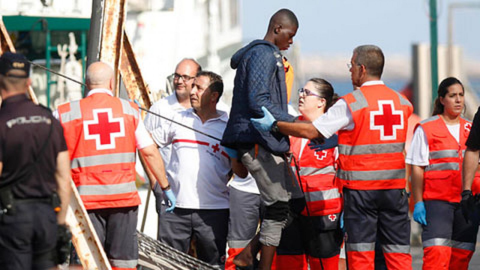 Telediario 1: Casi 650 inmigrantes han sido rescatados en las últimas horas en las costas andaluzas | RTVE Play