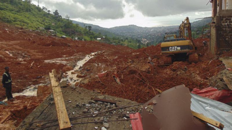 La búsqueda de supervivientes de los corrimientos de tierra continúa en Sierra Leona