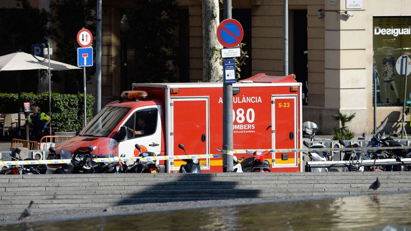 Varias personas han resultado heridas tras un atropello masivo en las Ramblas de Barcelona, según han informado los Mossos d'Esquadra.El atropello, que ha provocado el pánico en el centro de Barcelona, lo ha cometido una furgoneta de color blanco, cu