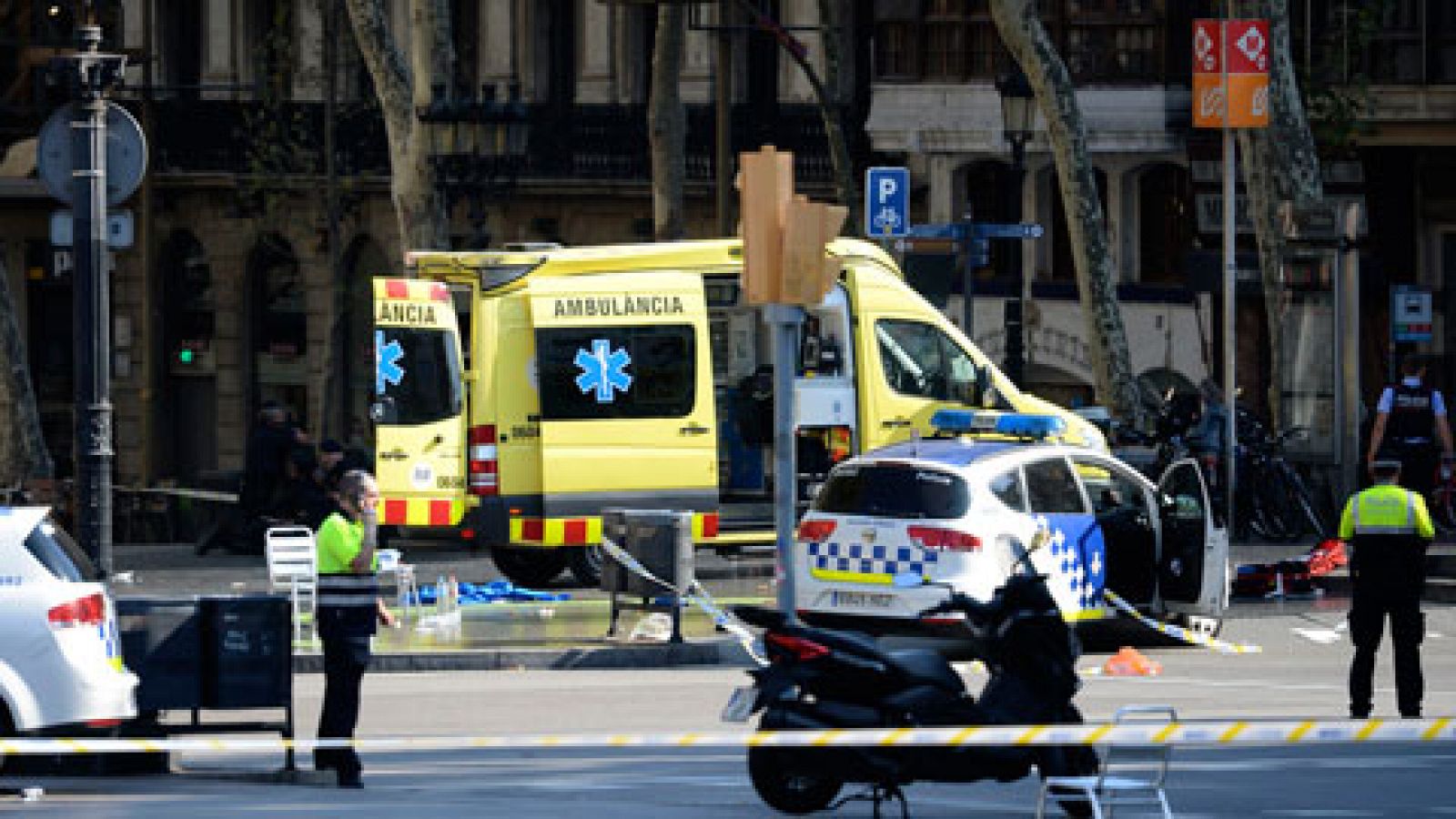 Informativo 24h: Un atropello masivo en las Ramblas de Barcelona provoca varios heridos | RTVE Play