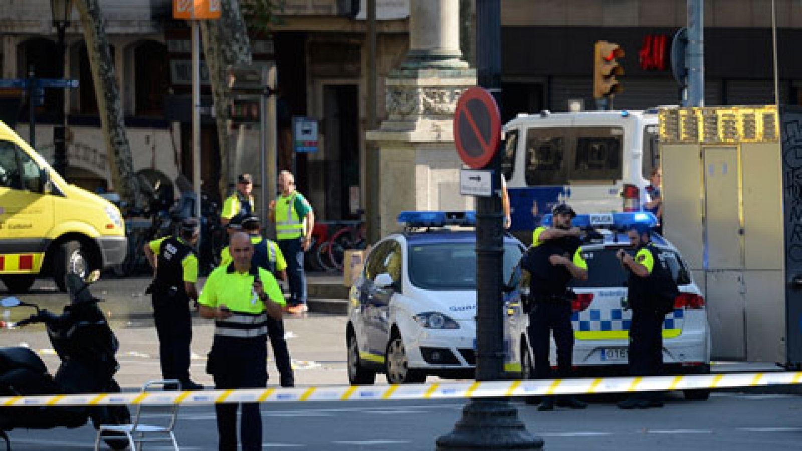 Informativo 24h: Al menos un muerto y veinte heridos en un atropello masivo en las Ramblas de Barcelona | RTVE Play