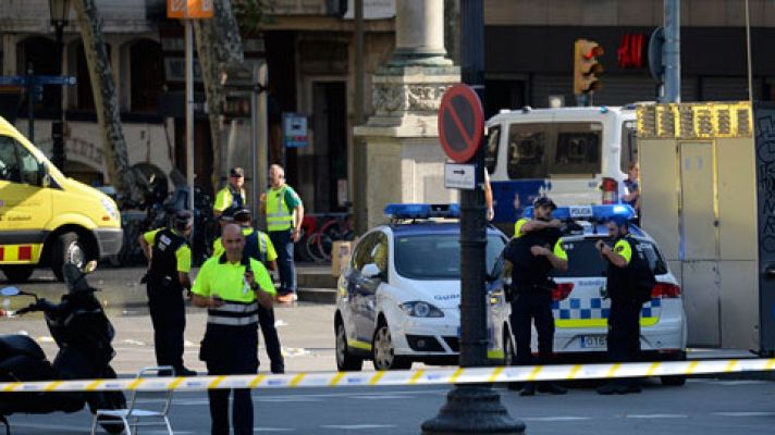 Informativo 24h - Al menos un muerto y veinte heridos en un atropello masivo en las Ramblas de Barcelona