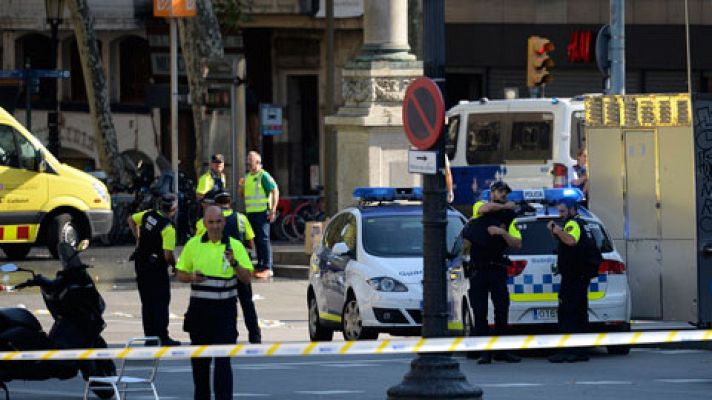 Al menos un muerto y veinte heridos en un atropello masivo en las Ramblas de Barcelona