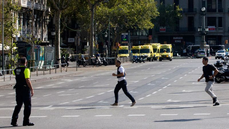 Tres personas han muerto y otra veintena han resultado heridas en un atropello masivo perpetrado este jueves en el paseo de Las Ramblas de Barcelona, donde las fuerzas de seguridad buscan a dos personas como supuestos autores del atentado, según han 