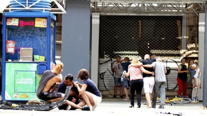 Al menos 13 personas han muerto y otra treintena han resultado heridas en un atropello masivo perpetrado este jueves en el paseo de Las Ramblas de Barcelona, donde las fuerzas de seguridad buscan a dos personas como supuestos autores del atentado, se