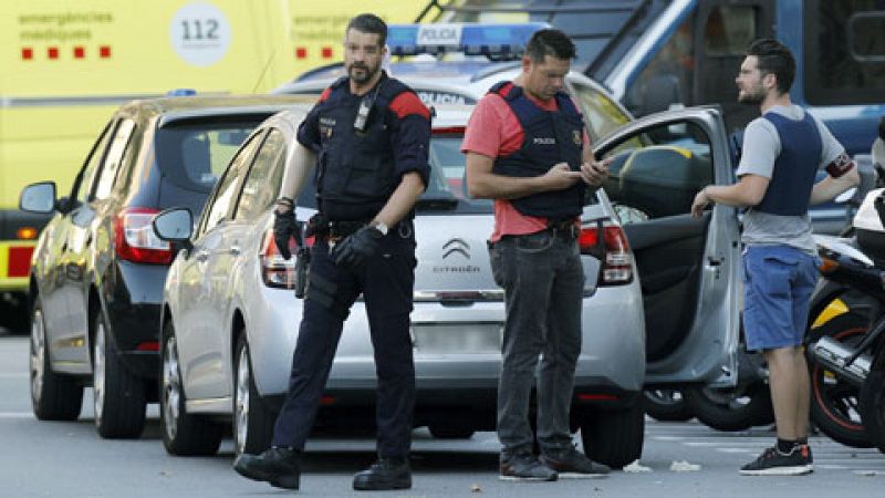 Los Mossos d'Esquadra han vinculado el atentado terrorista cometido en la Rambla de Barcelona con la explosión ocurrida la pasada madrugada en una casa de Alcanar (Tarragona), en la que una persona resultó muerta cuando, al parecer, manipulaba bombon