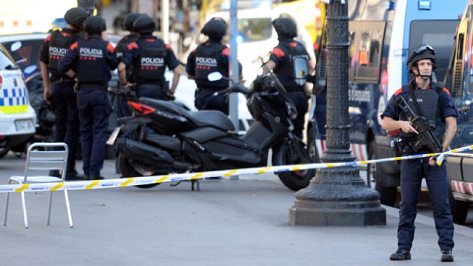 Los Mossos han activado la llamada "Operación Jaula" nada más producirse el ataque terrorista. Además, los comercios y establecimientos públicos cercanos a la zona del atentado han sido cerrados. También, se han clausurado varias estaciones de metro