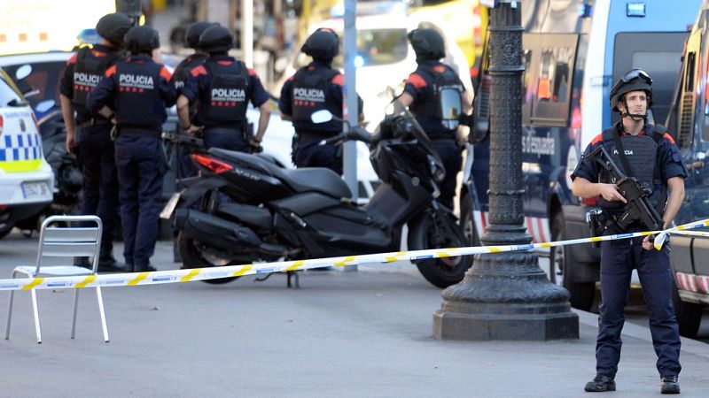 Los Mossos han activado la llamada "Operación Jaula" nada más producirse el ataque terrorista. Además, los comercios y establecimientos públicos cercanos a la zona del atentado han sido cerrados. También, se han clausurado varias estaciones de metro 