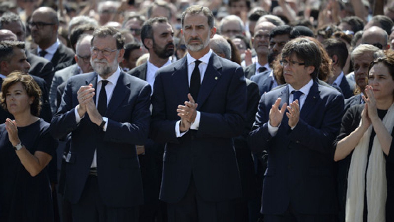 Informativo 24h: Felipe VI flanqueado por los presidentes Rajoy y Puigdemont comparte el minuto de silencio en Barcelona por las víctimas del atentado | RTVE Play