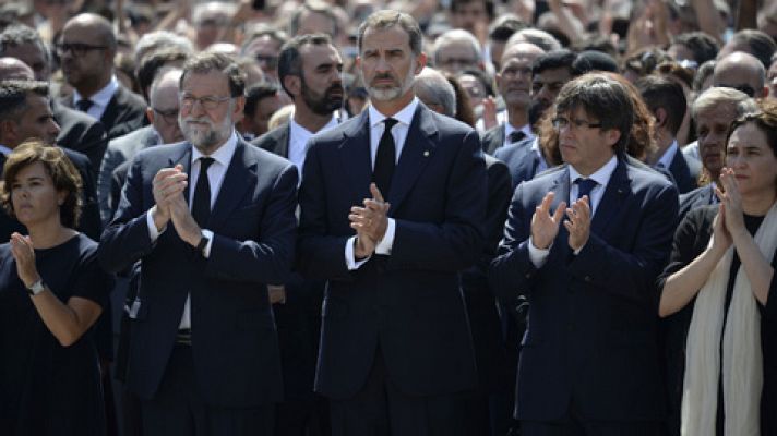 Felipe VI flanqueado por los presidentes Rajoy y Puigdemont comparte el minuto de silencio en Barcelona por las víctimas del atentado