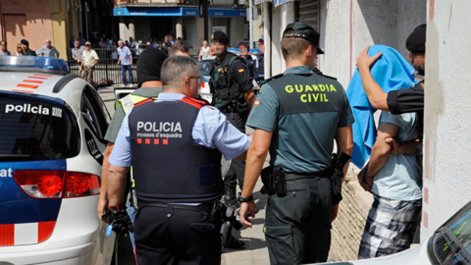 Telediario 1: Atentados en Cataluña | Los investigadores creen que los terroristas podrían integrar una célula de doce personas | RTVE Play