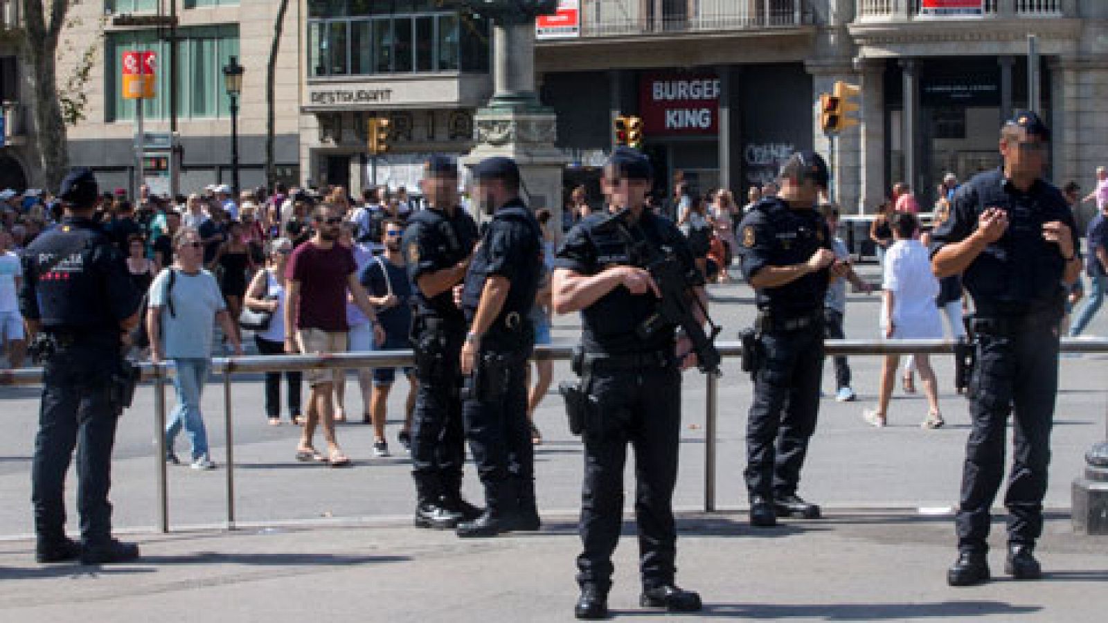 Telediario 1: Atentados en Cataluña | Se refuerzan las medidas de seguridad en las principales ciudades de España | RTVE Play
