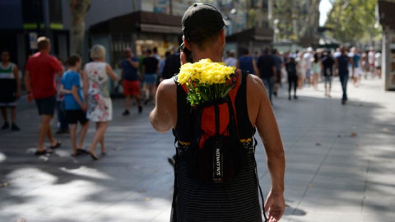 Atentados en Cataluña | Las Ramblas de Barcelona vuelven a llenarse de vida tras el atentado