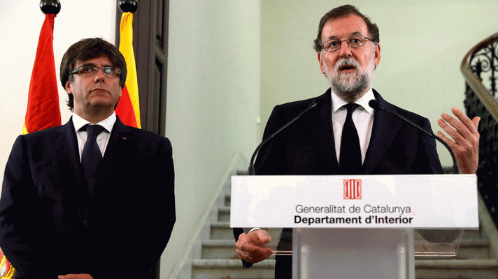 Mariano Rajoy y Carles Puigdemont lanzan un mensaje de cooperación tras el doble atentado en Cataluña