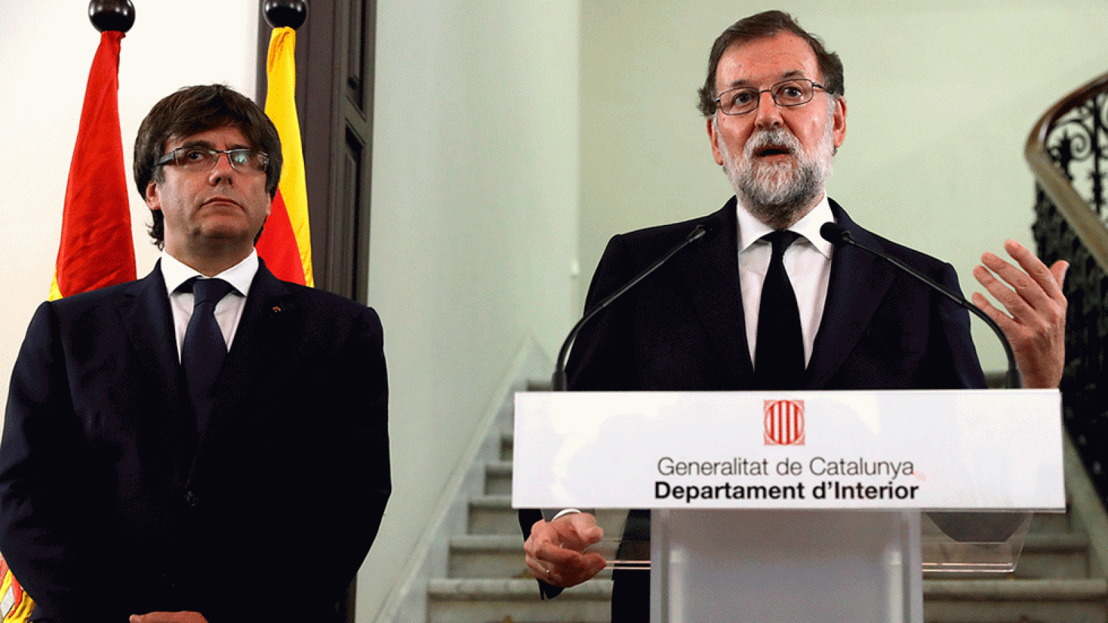 Mariano Rajoy y Carles Puigdemont lanzan un mensaje de cooperación tras el doble atentado en Cataluña - Informativo 24h | Ver