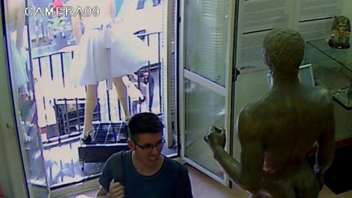 Telediario 1 - Atentados en Cataluña | Primeras imágenes del paso de la furgoneta por Las Ramblas