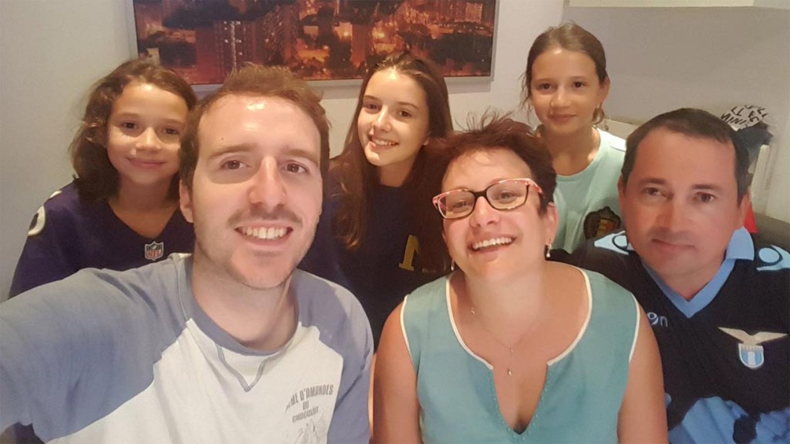 Como en otros atentados terroristas, las muestras de solidaridad se repitieron en Barcelona. Las redes sociales sirvieron de altavoz para que aquellos que no tenían donde pasar la noche encontraran un techo. Esta familia francesa fue acogida por este