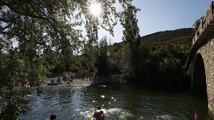 El tiempo - Máximas de hasta 42º C, el viento y las olas  ponen en riesgo a 15 provincias