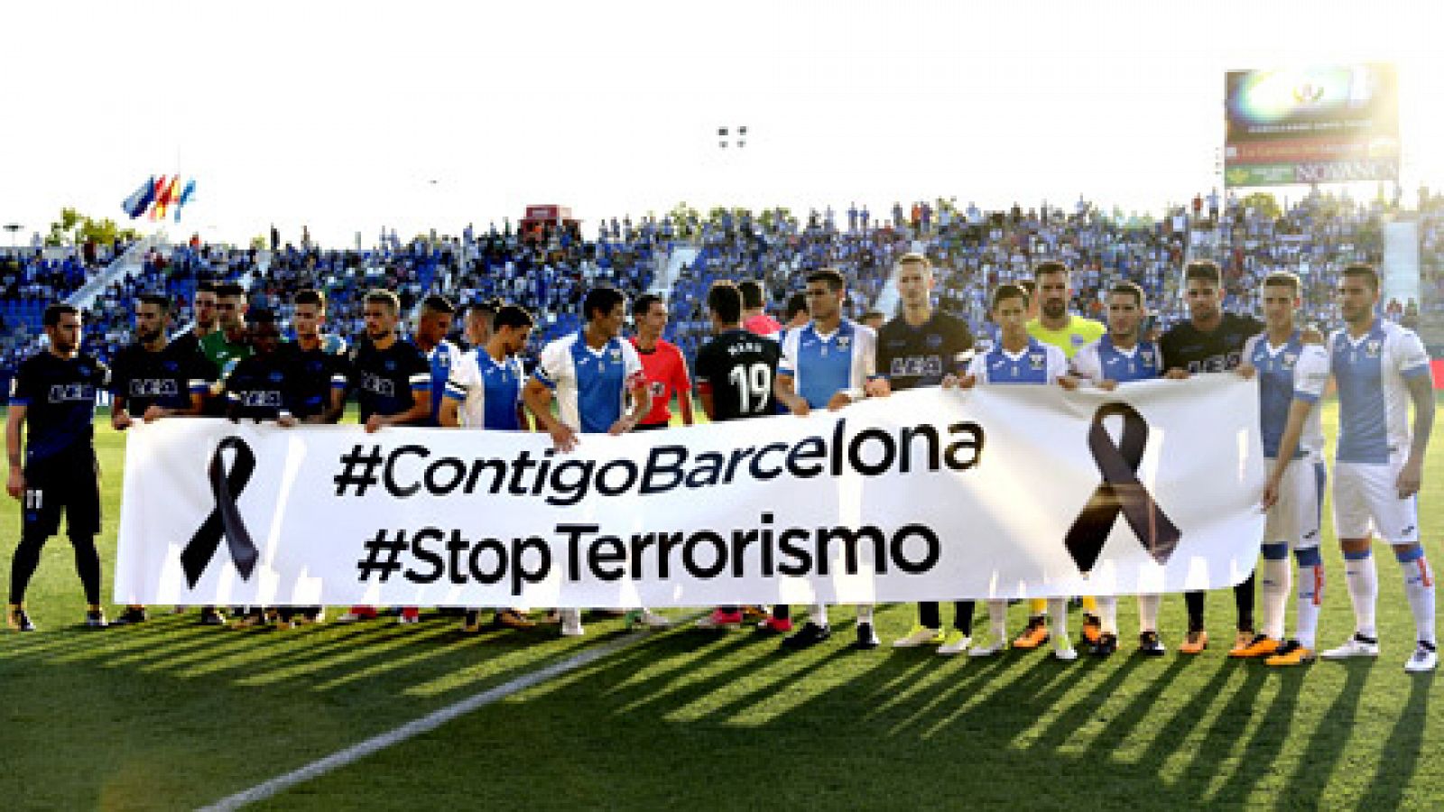 Telediario 1: Minutos de silencio en los campos en honor a las víctimas en el doble atentado de Barcelona | RTVE Play