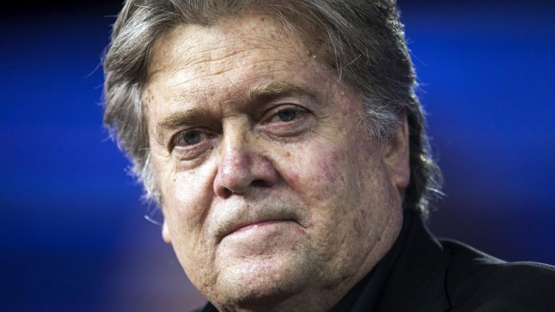 Trump destituye a su asesor Steve Bannon