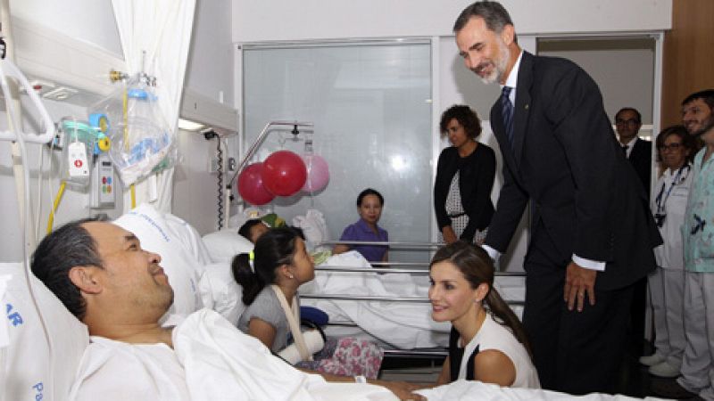 Los reyes visitan en el Hospital del Mar a las víctimas del atentado en Barcelona 