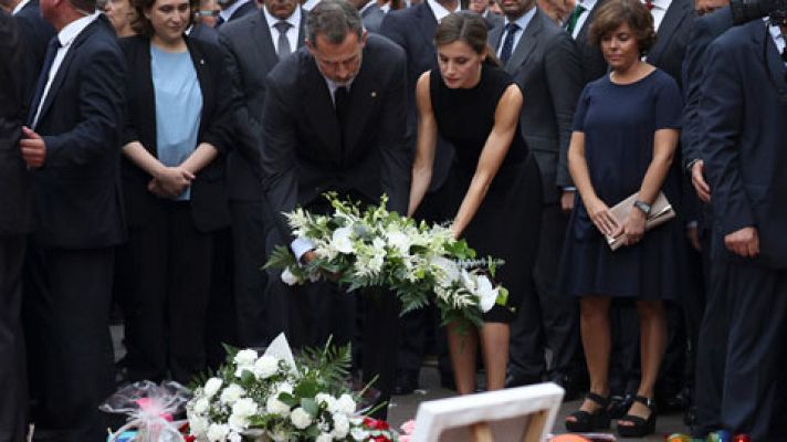 Los reyes visitan a los heridos y homenajean a las víctimas en Las Ramblas