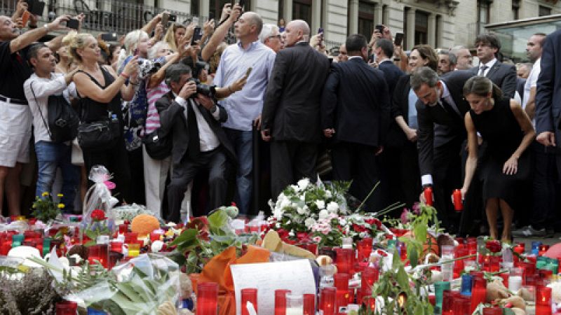 Los reyes homenajean en Las Ramblas a las víctimas del doble atentado en Cataluña