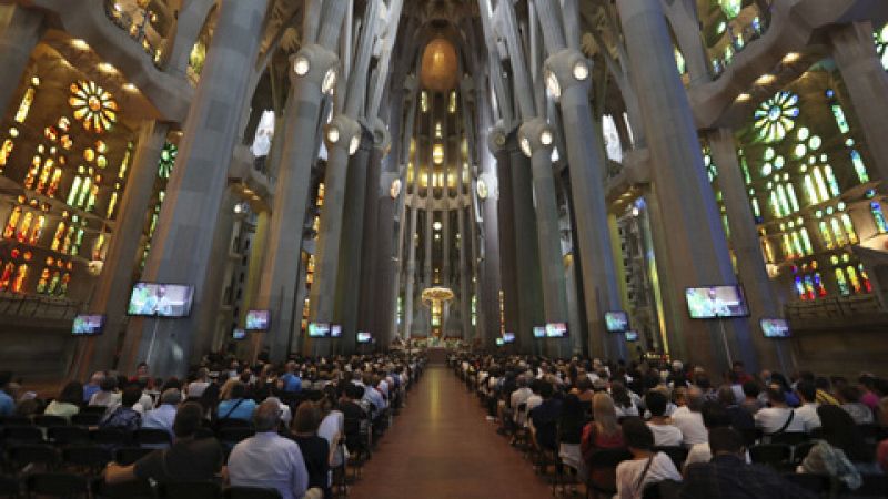 Se oficia una misa en la Sagrada Familia de Barcelona en recuerdo a las víctimas de los atentados en Cataluña