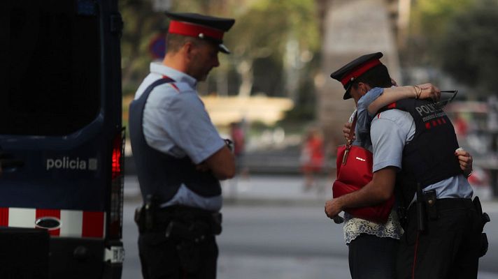 Telediario 1 - Los Mossos protegen la identidad del agente que mató a cuatro terroristas en Cambrils