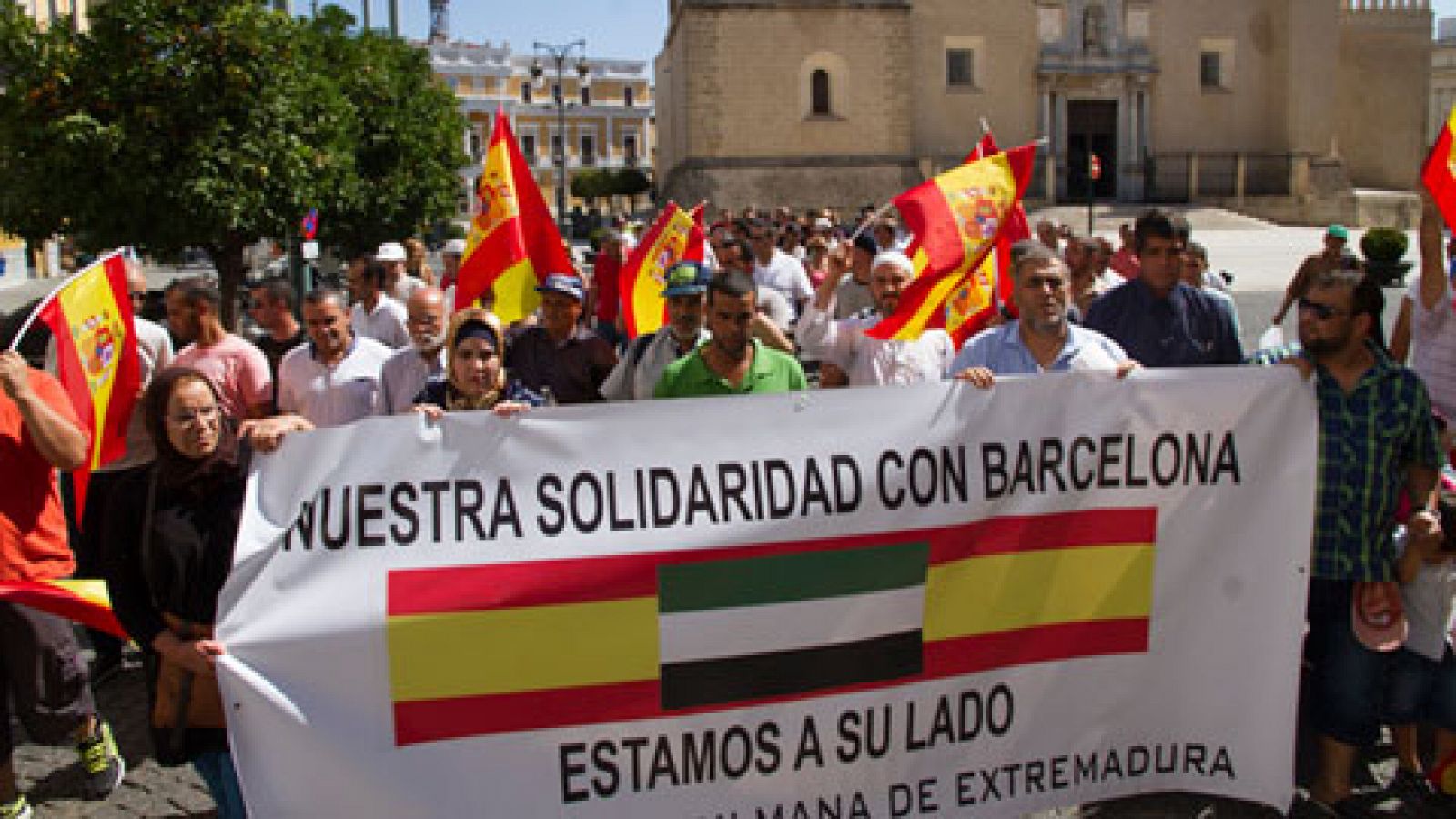 Telediario 1: Concentración de la comunidad musulmana en Madrid y Badajoz  | RTVE Play