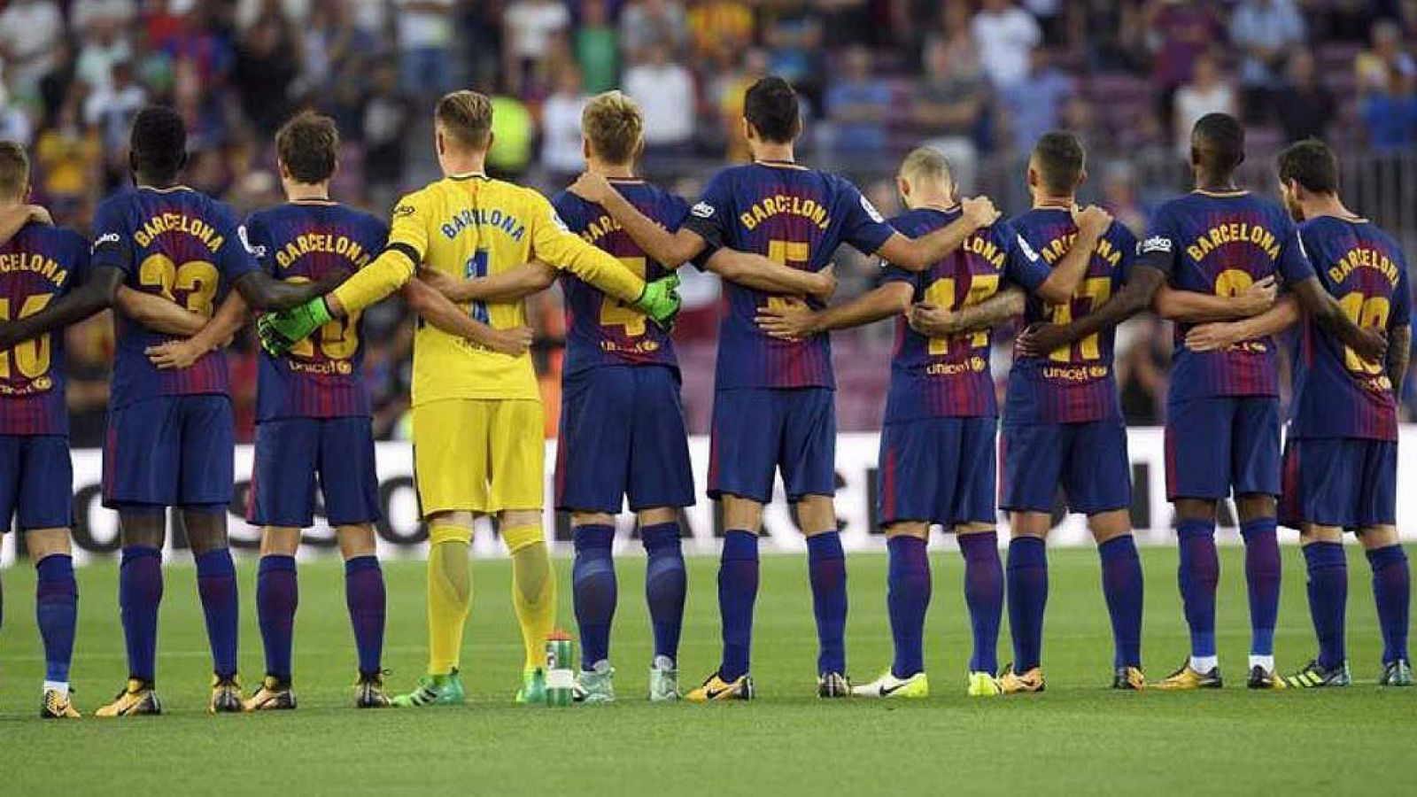 El Camp Nou homenajea a las víctimas de Barcelona y Cambrils