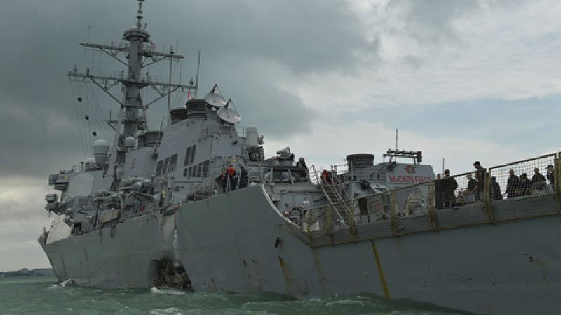 Un destructor estadounidense colisiona contra un buque mercante en Singapur