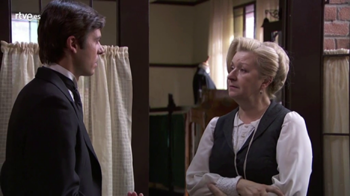Susana pregunta a Simón que si va a pretender a Adela