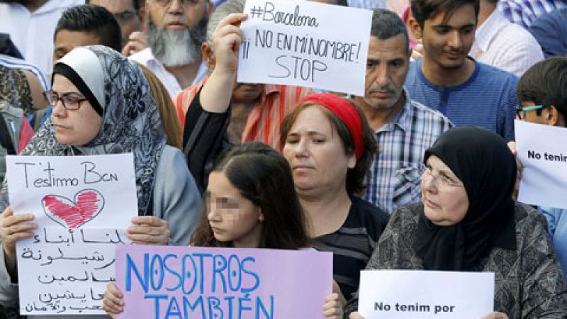 La comunidad musulmana se manifiesta en Barcelona para condenar los atentados de las Ramblas y Cambrils