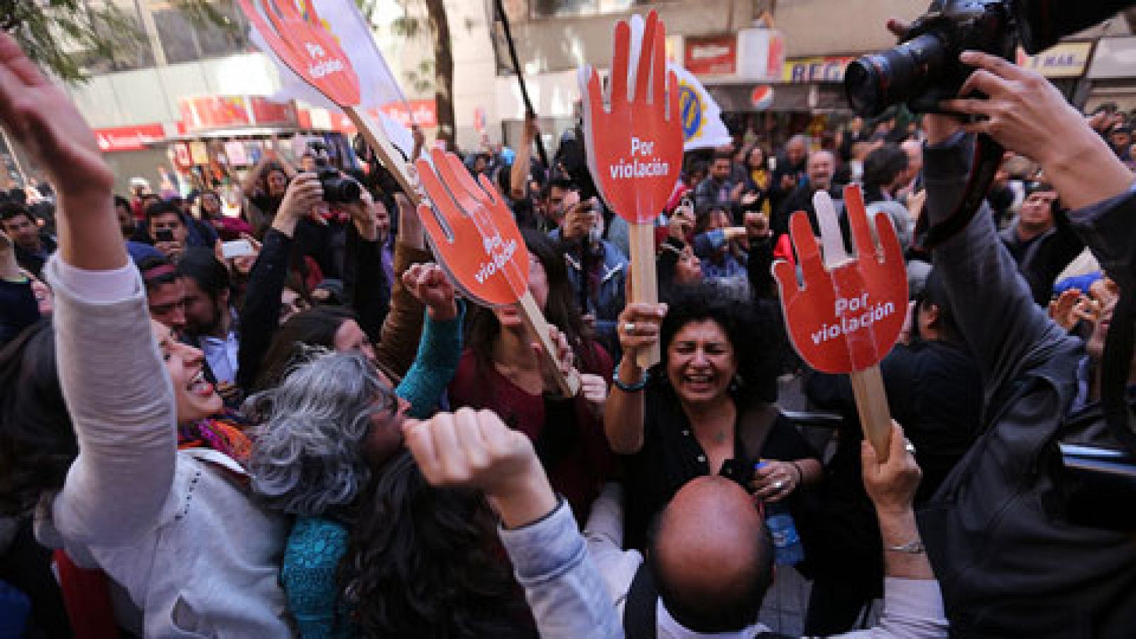 Telediario 1: El Constitucional de Chile respalda la despenalización del aborto por violación, riesgo para la mujer o inviabilidad del feto | RTVE Play