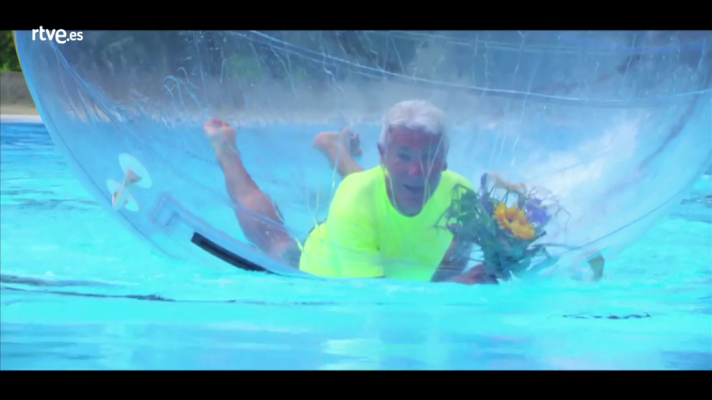 Hotel Romántico - Los huéspedes pasan la tarde en la piscina