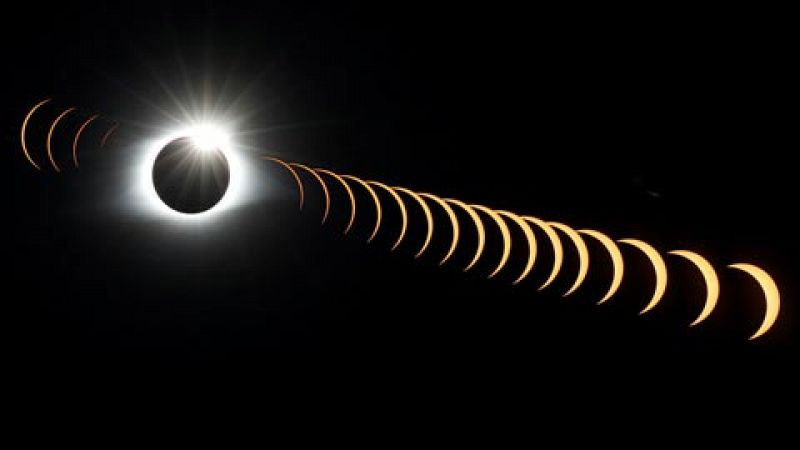 En Estados Unidos, millones de personas han estado muy pendientes del cielo para observar el primer eclipse total de Sol, que ha cruzado diagonalmente el pais, de costa a costa, en casi un siglo. El paso de la Luna por delante del Sol, haciéndolo inv