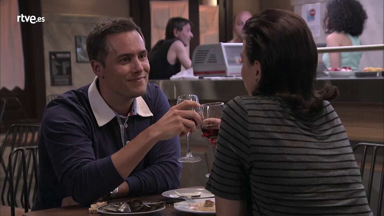 Servir y Proteger - Martín llega a La Parra y ve a Laura con Jacobo