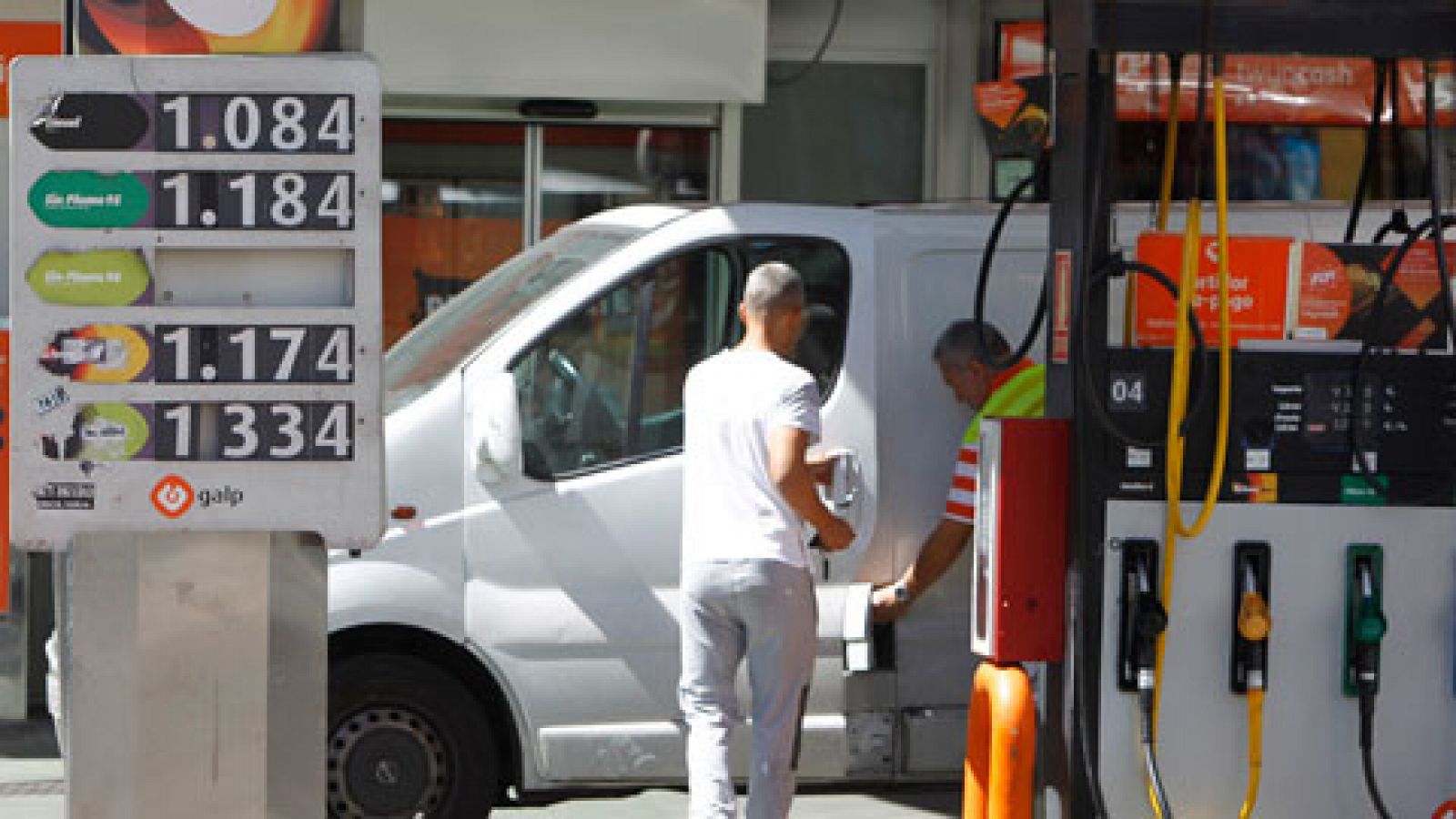 Telediario 1: Extremadura sancionará a las gasolineras sin empleados en horario diurno | RTVE Play