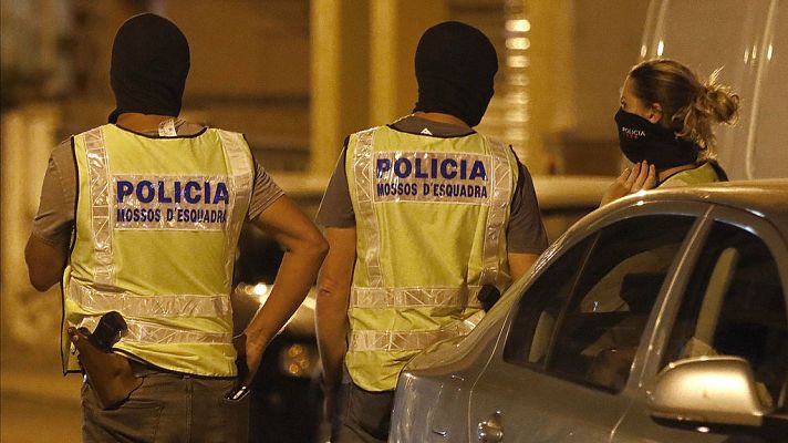 Informativo 24h - Los Mossos finalizan los registros en un piso de Vilafranca y en un locutorio de Ripoll