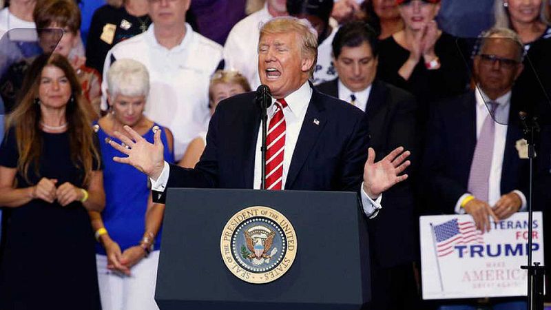 Trump vuelva a cargar contra la prensa y abre otra polémica con su posible indulto a un sheriff de Arizona