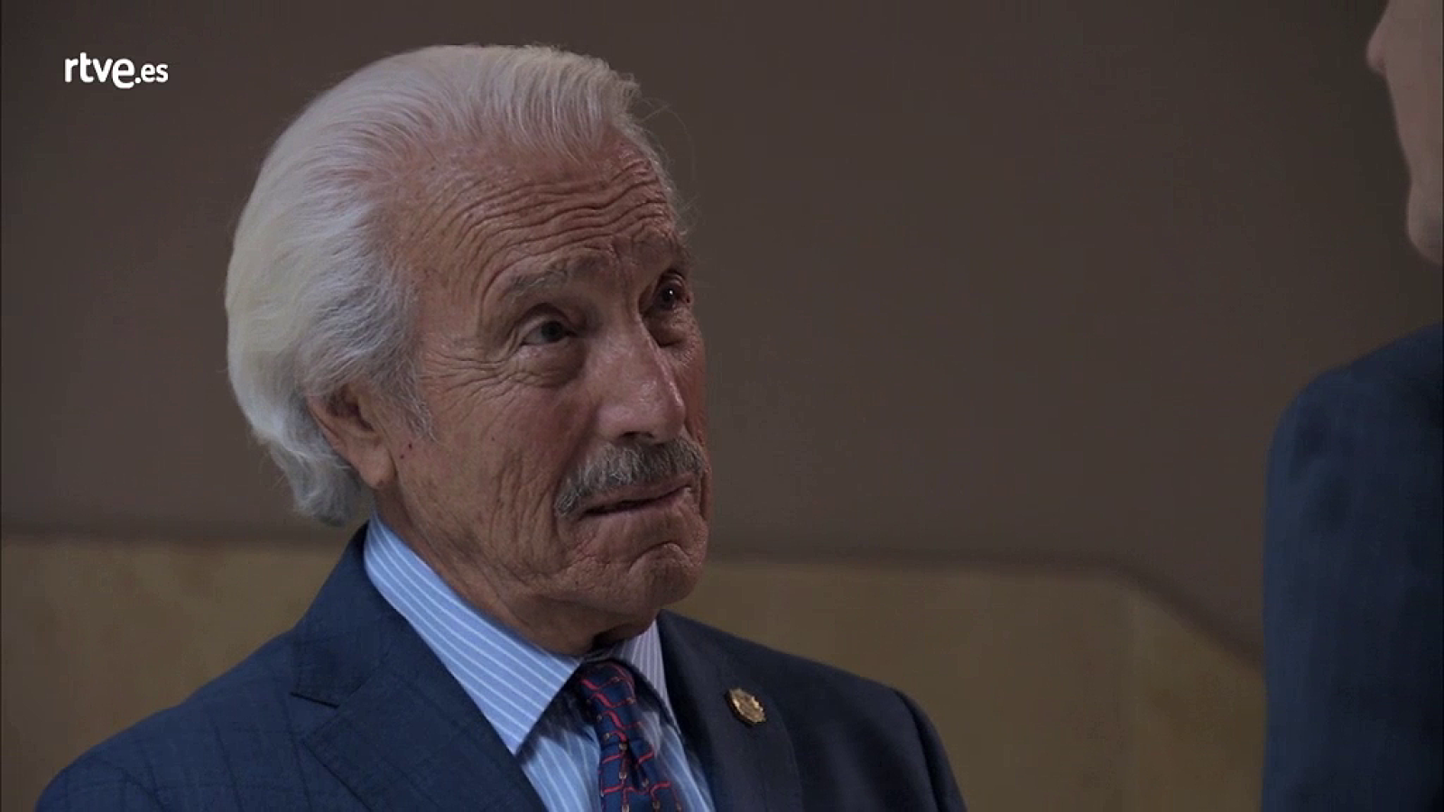 Servir y Proteger - Don Augusto amenaza acabar con la carrera de Lola | Ver