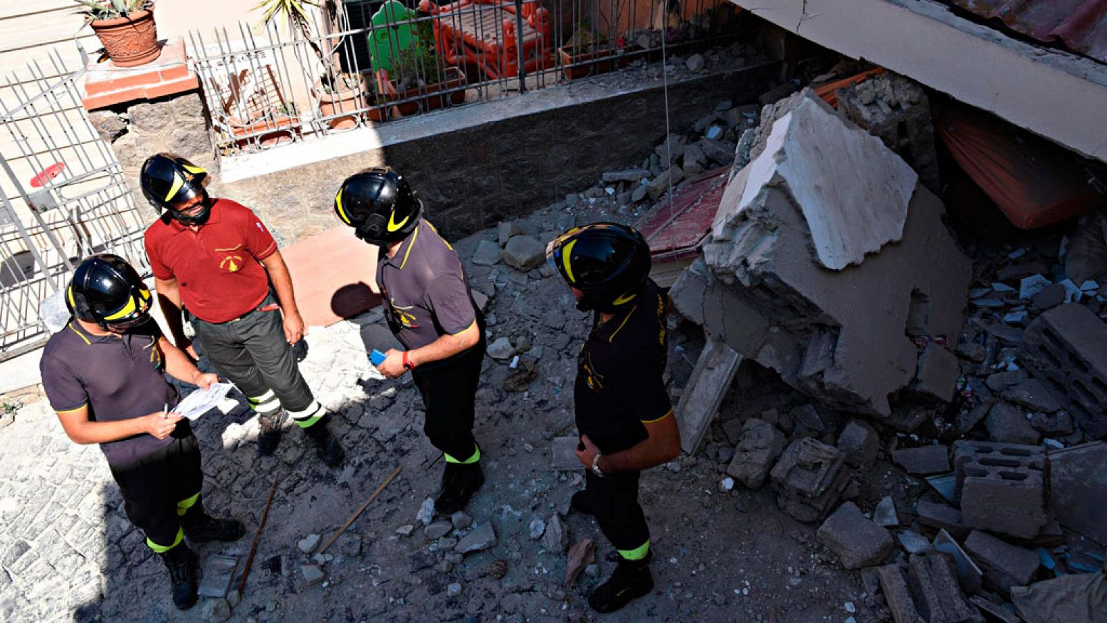 Telediario 1: Indignación en Italia entre expertos y vecinos por el terremoto del pasado lunes en la isla de Ischia | RTVE Play