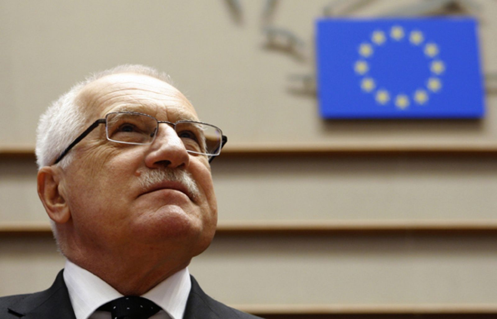 Vaclav Klaus ha comparado a la UE con una dictadura y ha provocado el abandono del hemiciclo de muchos eurodiputados.
