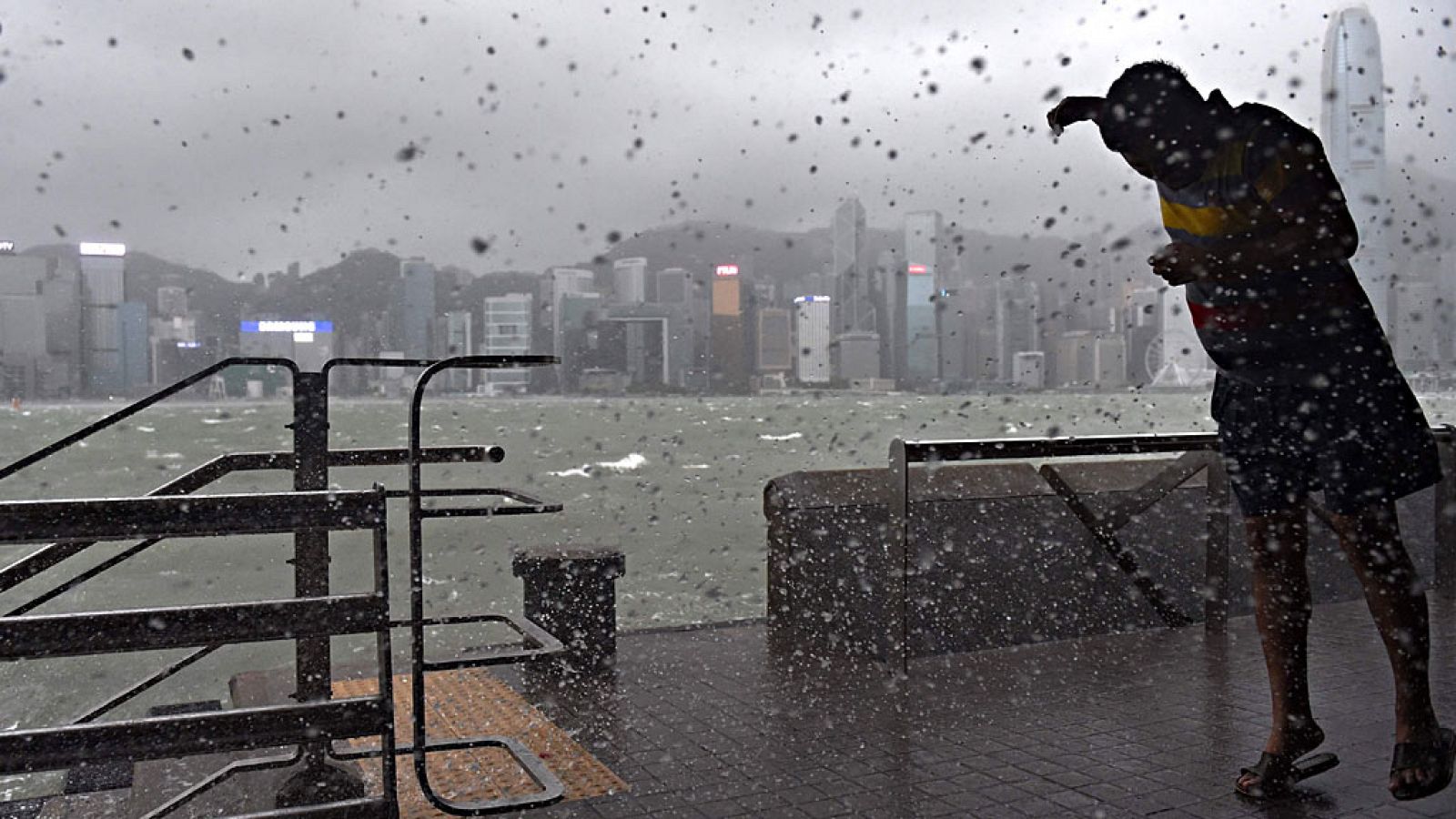 El tifón Hato barre Hong Kong, Macao y varias provincias del sur de China
