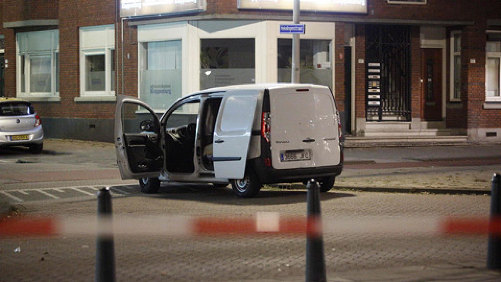 Noticias 24h: La policía holandesa detiene a un español en Rotterdam que llevaba una furgoneta cargada con bidones de gas | RTVE Play